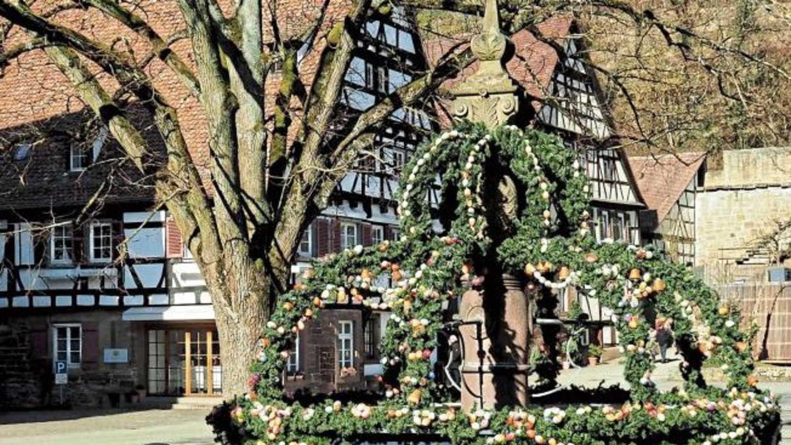 Ostern kündigt sich bereits an – wie hier am Brunnen im Hof von Kloster Maulbronn, den unser Leser Wolfgang Götzke aus Ensingen fotografiert hat. Ostern kündigt sich bereits an – wie hier am Brunnen im Hof von Kloster Maulbronn, den unser Leser Wolfgang Götzke aus Ensingen fotografiert hat.