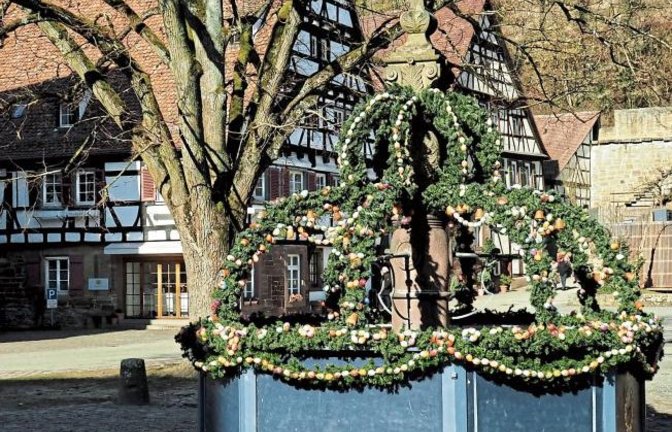 Ostern kündigt sich bereits an – wie hier am Brunnen im Hof von Kloster Maulbronn, den unser Leser Wolfgang Götzke aus Ensingen fotografiert hat.