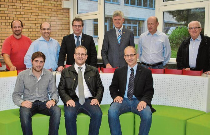 Bei der konstituierenden Sitzung des Zweckverbandes „Gemeinschaftsschule Illingen Maulbronn“ sind auch der Verbandsvorsitzende und sein Vize gewählt worden – mit dabei: Volker Schäuffele, Harald Eiberger, Andreas Felchle, Frieder Esenwein, Manfred Buchner, Winfried Scheuermann (hintere Reihe, von links), David Messerschmidt, Frank Burghardt und Jürgen Link (vorne, von links). Foto: Stahlfeld