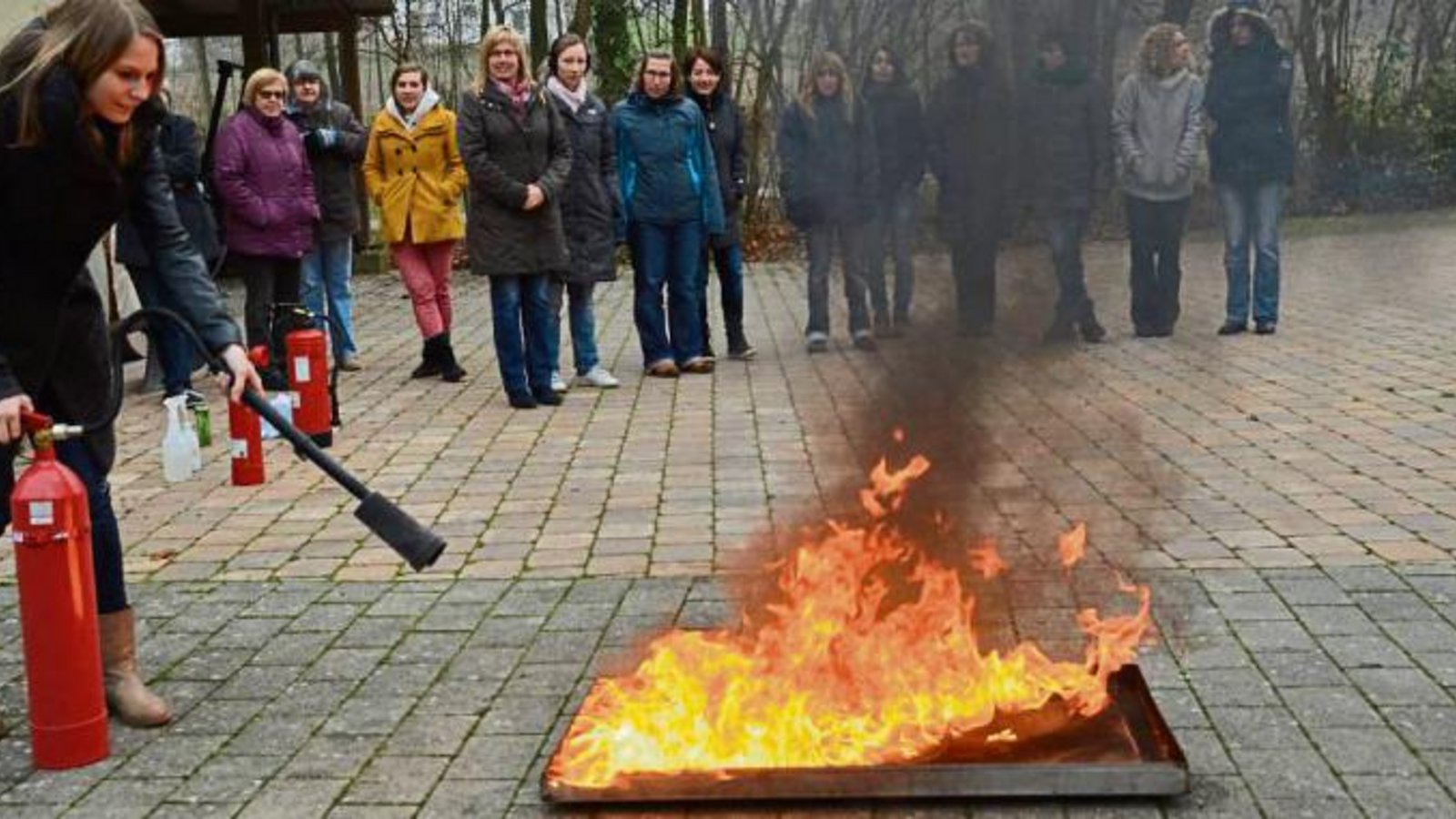 In Sersheim lernten Mitarbeiter der Fessler Mühle den Umgang mit dem Feuerlöscher. Foto: p In Sersheim lernten Mitarbeiter der Fessler Mühle den Umgang mit dem Feuerlöscher. Foto: p