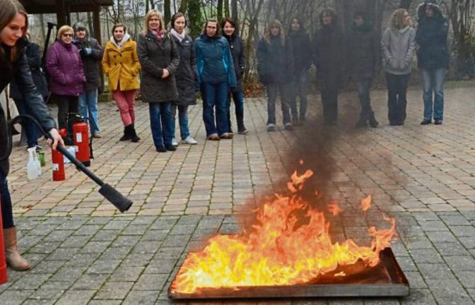 In Sersheim lernten Mitarbeiter der Fessler Mühle den Umgang mit dem Feuerlöscher. Foto: p