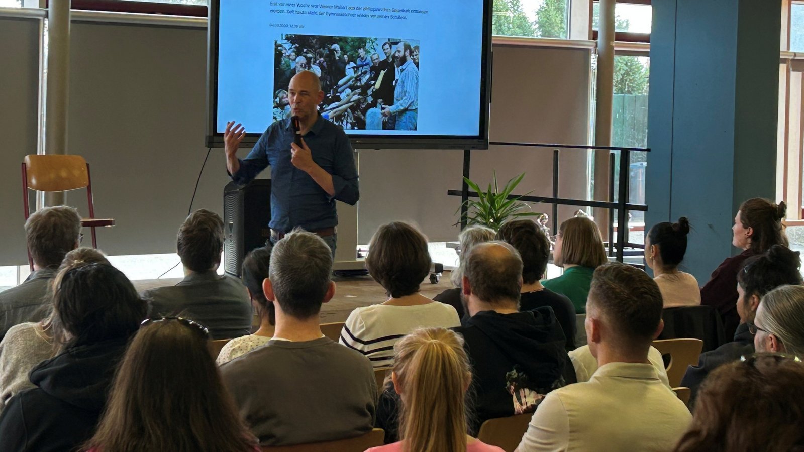 Wie man in Krisen stabil bleibt, erklärt Autor Marc Wallert seinem Publikum an der Schlossbergschule. Foto: Mross Wie man in Krisen stabil bleibt, erklärt Autor Marc Wallert seinem Publikum an der Schlossbergschule. Foto: Mross