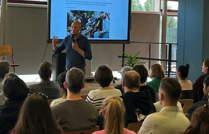 Wie man in Krisen stabil bleibt, erklärt Autor Marc Wallert seinem Publikum an der Schlossbergschule. <span class='image-autor'>Foto: Mross</span>