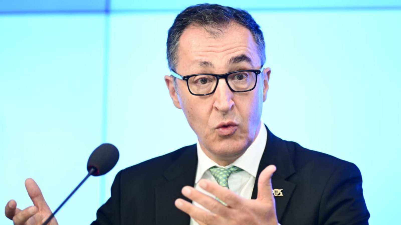 Der baden-württembergische Ministerpräsident Cem Özdemir sieht den Kampf gegen den Terror als eine gesamtgesellschaftliche Aufgabe.Bernd Weißbrod/dpa