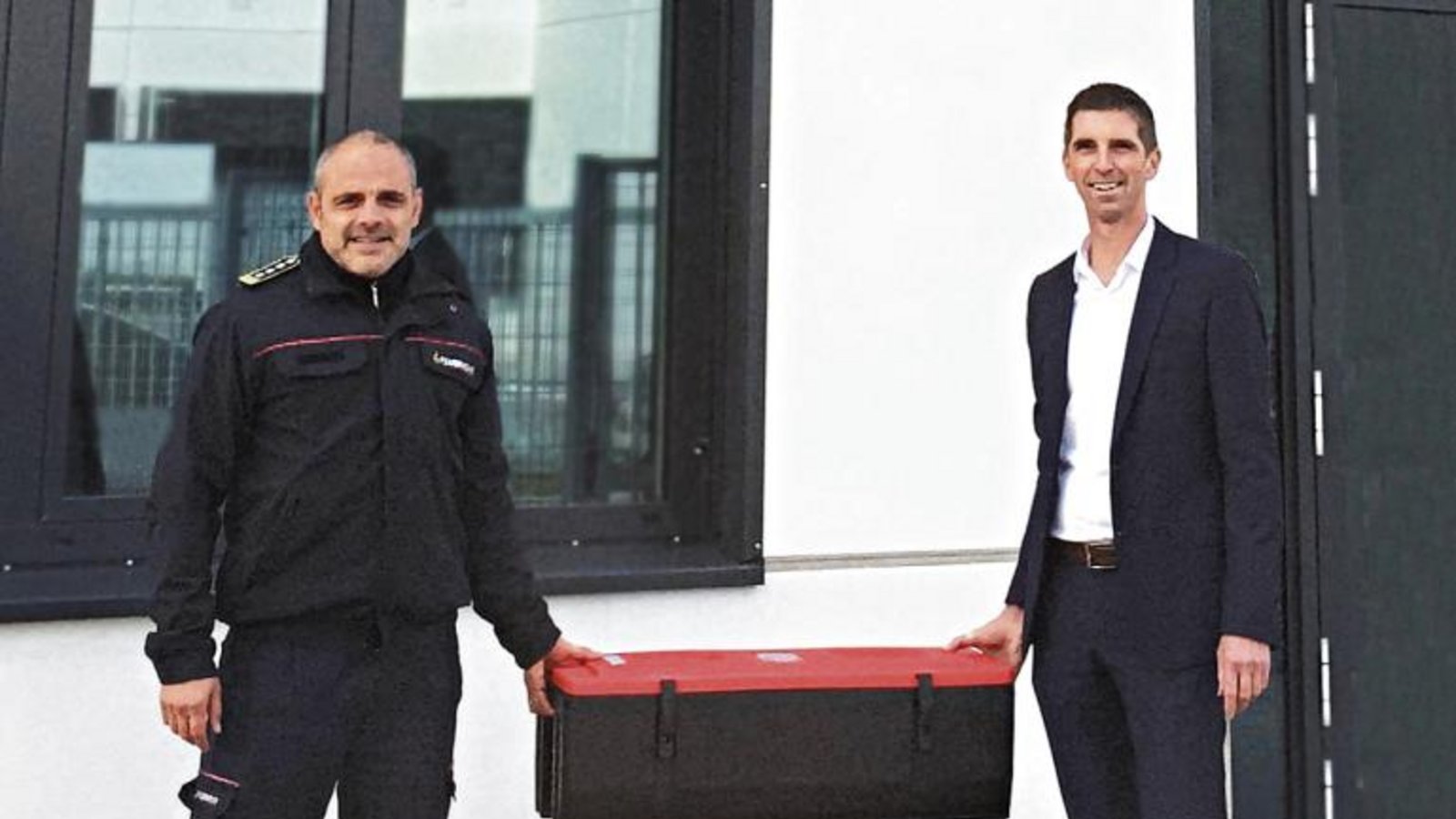 Der Leiter des Dräxlmaier-Standortes in Sachsenheim, Gunther Wössner (rechts), überreichte die großformatige Löschdecke Feuerwehr-Kommandanten Philipp Rousta. Foto: p Der Leiter des Dräxlmaier-Standortes in Sachsenheim, Gunther Wössner (rechts), überreichte die großformatige Löschdecke Feuerwehr-Kommandanten Philipp Rousta. Foto: p