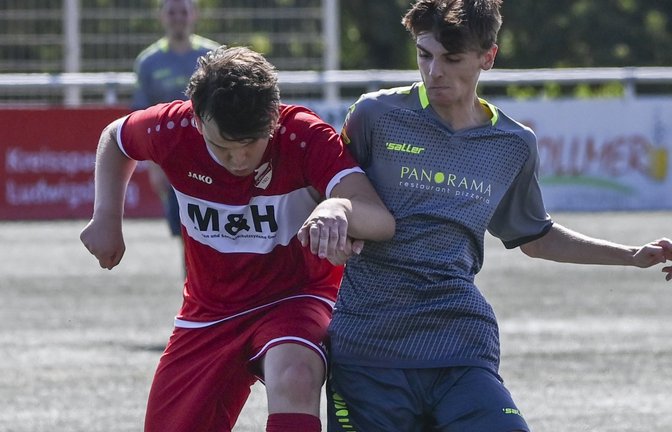 Tim Friedrich (rechts) kämpft auf dem Hohenhaslacher Kunstrasen um den Ball, doch am Ende haben sein Kontrahent Nico Rothenburger und die SVH-Reserve mit 2:0 die Nase vorn. <span class='image-autor'>Foto: Leitner</span>