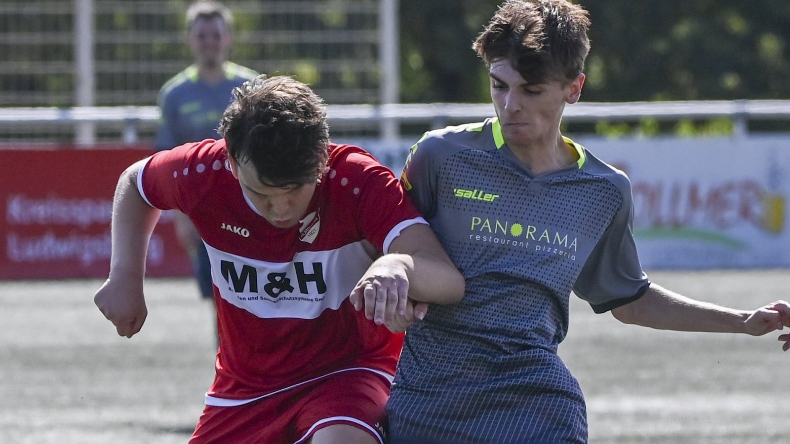 Tim Friedrich (rechts) kämpft auf dem Hohenhaslacher Kunstrasen um den Ball, doch am Ende haben sein Kontrahent Nico Rothenburger und die SVH-Reserve mit 2:0 die Nase vorn. Foto: Leitner