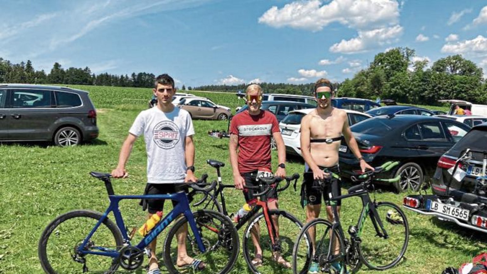 Sinan Yilmaz (von links), Spielertrainer des Fußball-A-Ligisten TSV Nussdorf, hat zusammen mit Robin Bischoff und Thilo Pfisterer in Welzheim sein Triathlondebüt gegeben.  Foto: privat