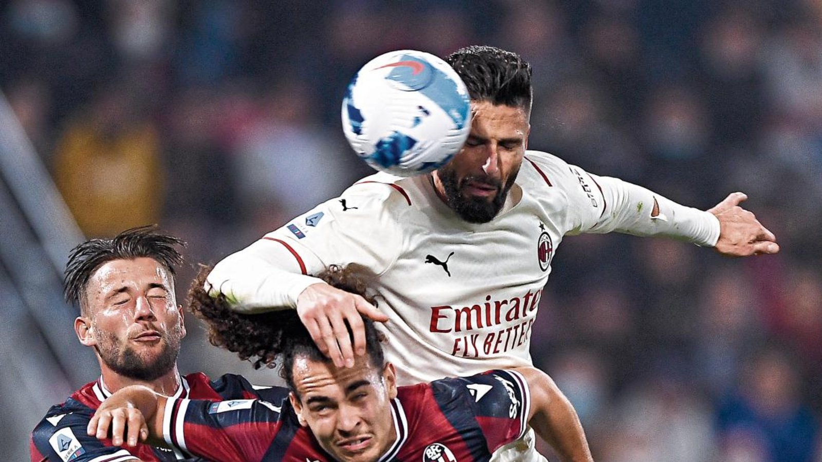 Olivier Giroud (rechts) von AC Milan ist aufgrund seiner Körpergröße ein guter Kopfballspieler. Foto: ddp Olivier Giroud (rechts) von AC Milan ist aufgrund seiner Körpergröße ein guter Kopfballspieler. Foto: ddp