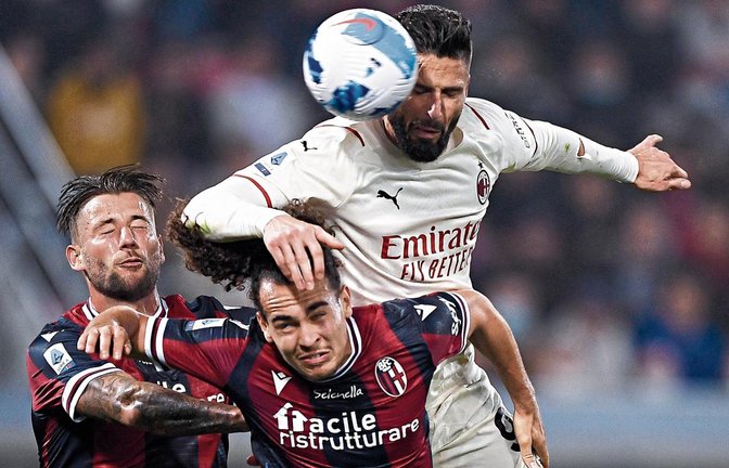 Olivier Giroud (rechts) von AC Milan ist aufgrund seiner Körpergröße ein guter Kopfballspieler. Foto: ddp