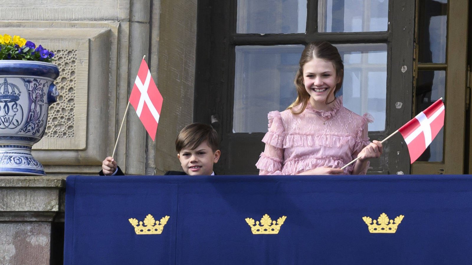 Die Fähnchen waren selbstgebastelt: Prinz Oscar und Prinzessin Estelle auf dem Balkon des Schlosses.Foto: IMAGO/Cover-Images/IMAGO