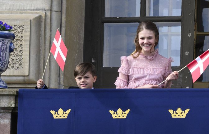 Die Fähnchen waren selbstgebastelt: Prinz Oscar und Prinzessin Estelle auf dem Balkon des Schlosses.<span class='image-autor'>Foto: IMAGO/Cover-Images/IMAGO</span>