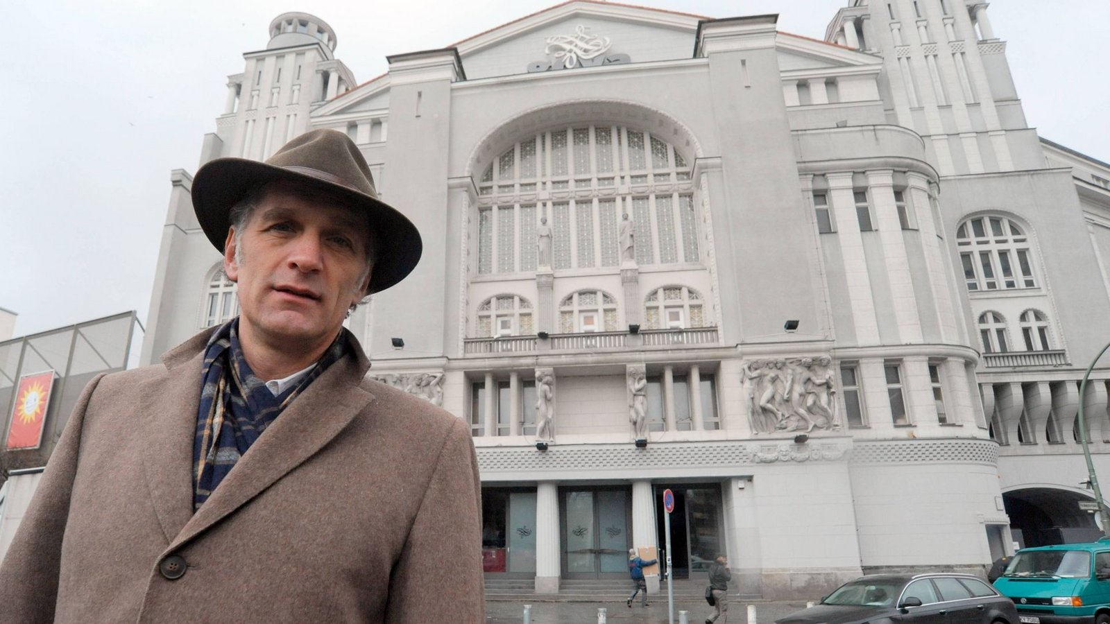 Walter Sittler suchte 2010 in Berlin nach Spuren von Erich Kästner. Aus dem Metropoltheater schrieb Kästner oft Theaterkritiken.Foto: imago/Thomas Lebie