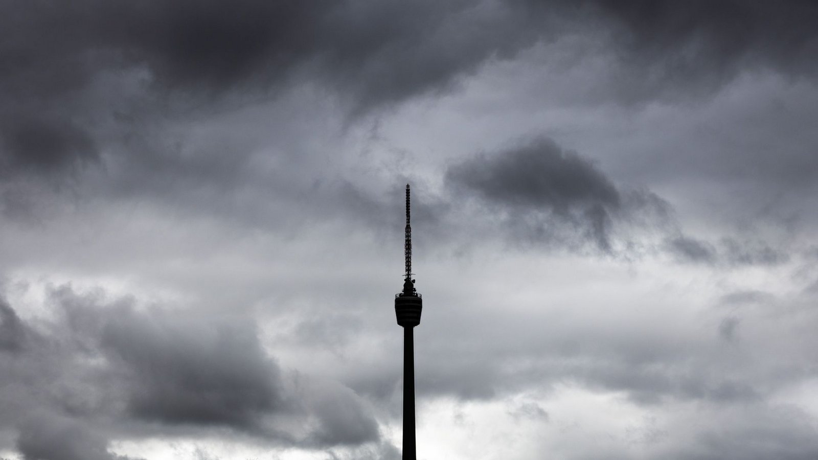 Dunkle Wolken ziehen über den Stuttgarter Fernsehturm hinweg (Symbolbild).Foto: Christoph Schmidt/dpa