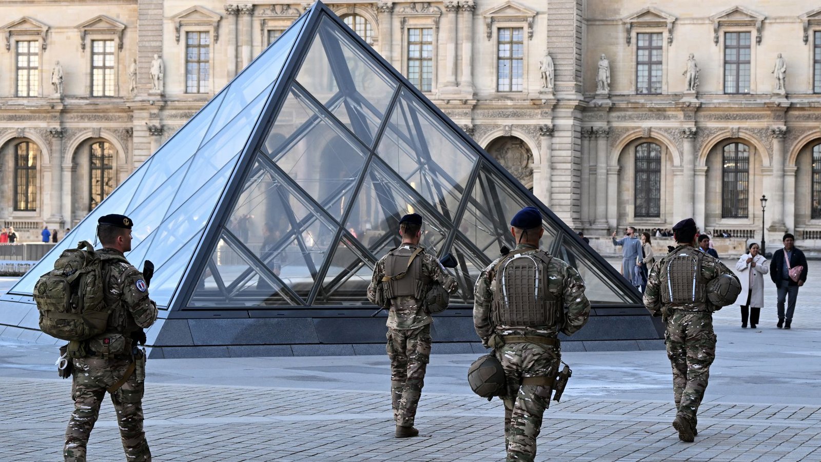 Nach dem Diebstahl im Louvre am 19. Oktober 2025 ist die Freundin eines mutmaßlichen Täters wieder auf freiem Fuß (Archivbild).Foto: Emma Da Silva/AP/dpa Nach dem Diebstahl im Louvre am 19. Oktober 2025 ist die Freundin eines mutmaßlichen Täters wieder auf freiem Fuß (Archivbild).Foto: Emma Da Silva/AP/dpa