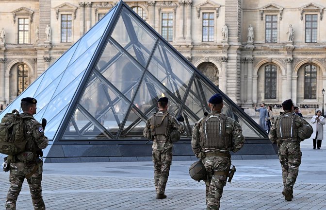 Nach dem Diebstahl im Louvre am 19. Oktober 2025 ist die Freundin eines mutmaßlichen Täters wieder auf freiem Fuß (Archivbild).<span class='image-autor'>Foto: Emma Da Silva/AP/dpa</span>