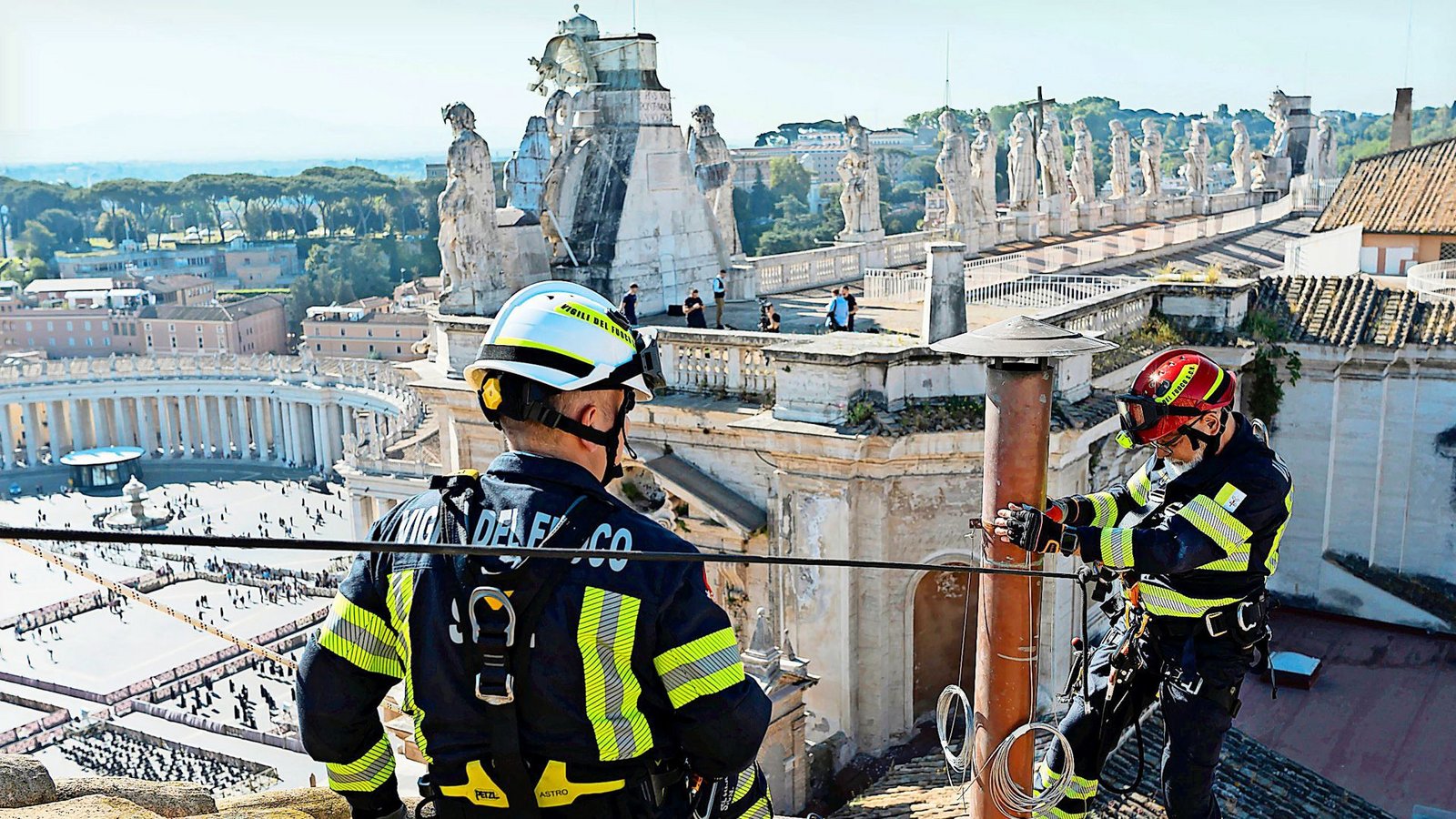 Ein Bauarbeiter installiert auf dem Dach der Sixtinischen Kapelle im Vatikan den Schornstein, durch den von Mittwoch an schwarzer oder weißer Rauch aufsteigen und vom Erfolg der Konklave-Wahlgänge künden wird.Foto: Vatican media/dpa