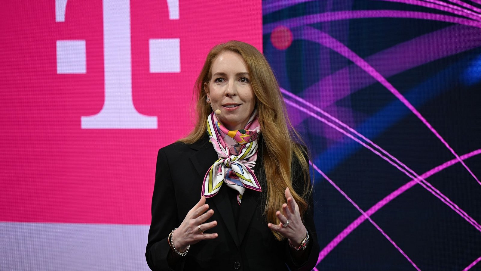 Starlink-Vertriebsmanagerin Stephanie Bednarek auf der Bühne des Telekom-Messestandes beim MWC.Foto: Wolf von Dewitz/dpa