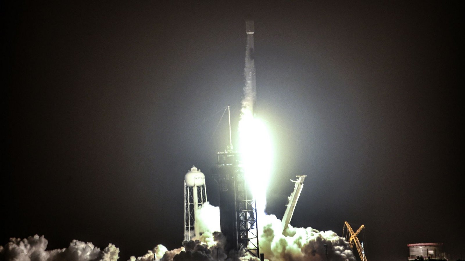 Eine SpaceX Falcon 9 Rakete hebt am späten Abend des 9. August 2022 von Pad 39A im Kennedy Space Center ab. Die Rakete trägt 52 Starlink-Satelliten an Bord.Foto: Craig Bailey/Florida Today/AP/dpa Eine SpaceX Falcon 9 Rakete hebt am späten Abend des 9. August 2022 von Pad 39A im Kennedy Space Center ab. Die Rakete trägt 52 Starlink-Satelliten an Bord.Foto: Craig Bailey/Florida Today/AP/dpa