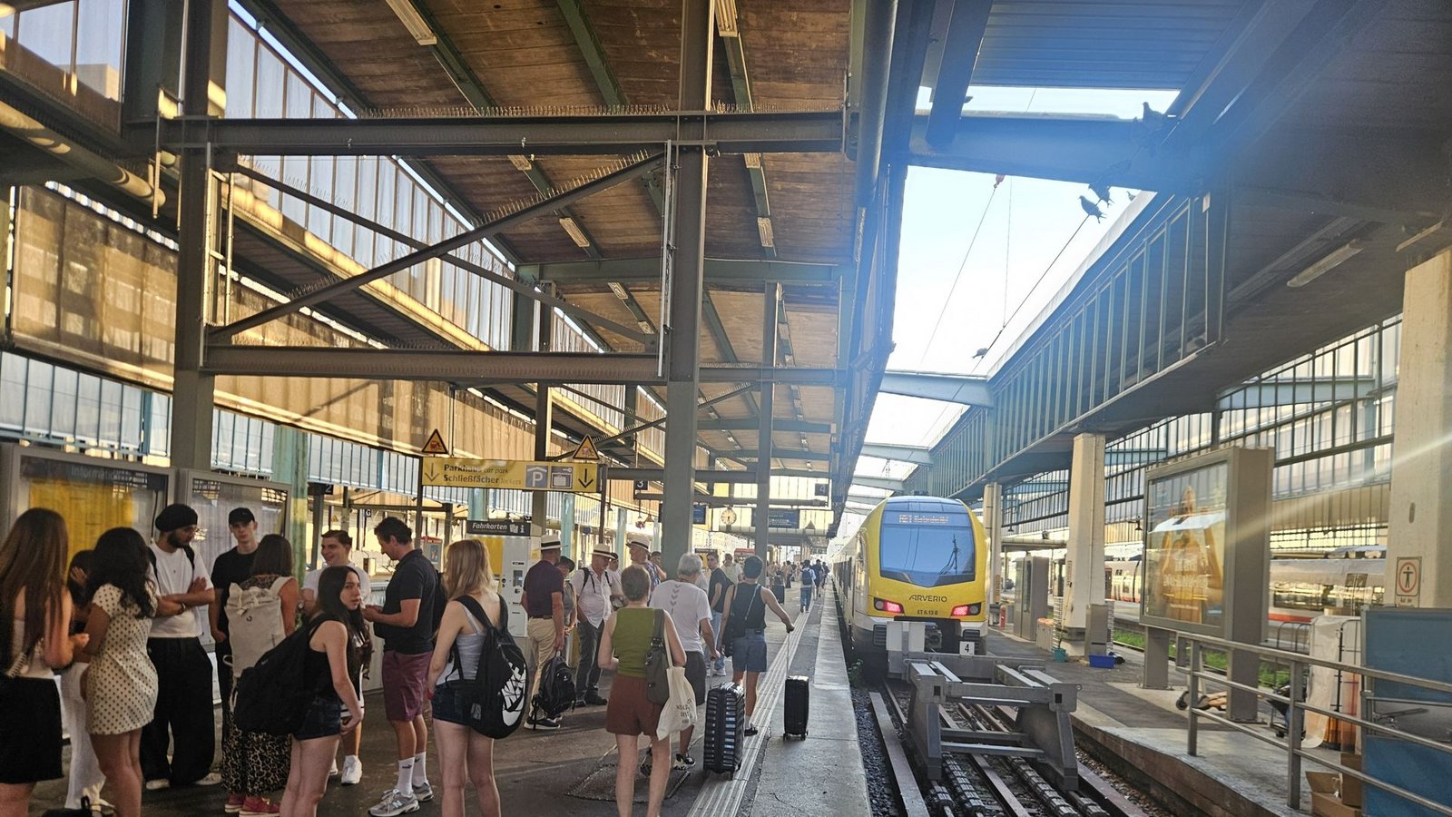 Viele Reisende waren am Dienstagabend am Hauptbahnhof gestrandet.Foto: Andreas Rosar / Fotoagentur Stuttgart