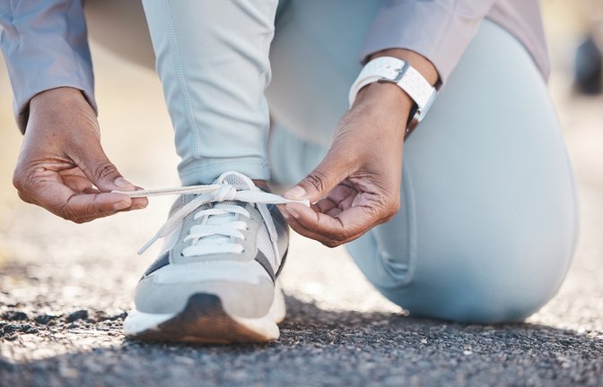 Schnürsenkel, die immer wieder aufgehen sind lästig. Was Sie tun können, erfahren Sie hier.<span class='image-autor'>Foto: PeopleImages.com - Yuri A / Shutterstock.com</span>
