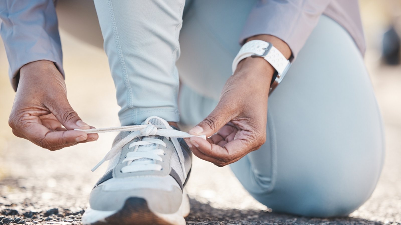 Schnürsenkel, die immer wieder aufgehen sind lästig. Was Sie tun können, erfahren Sie hier.Foto: PeopleImages.com - Yuri A / Shutterstock.com