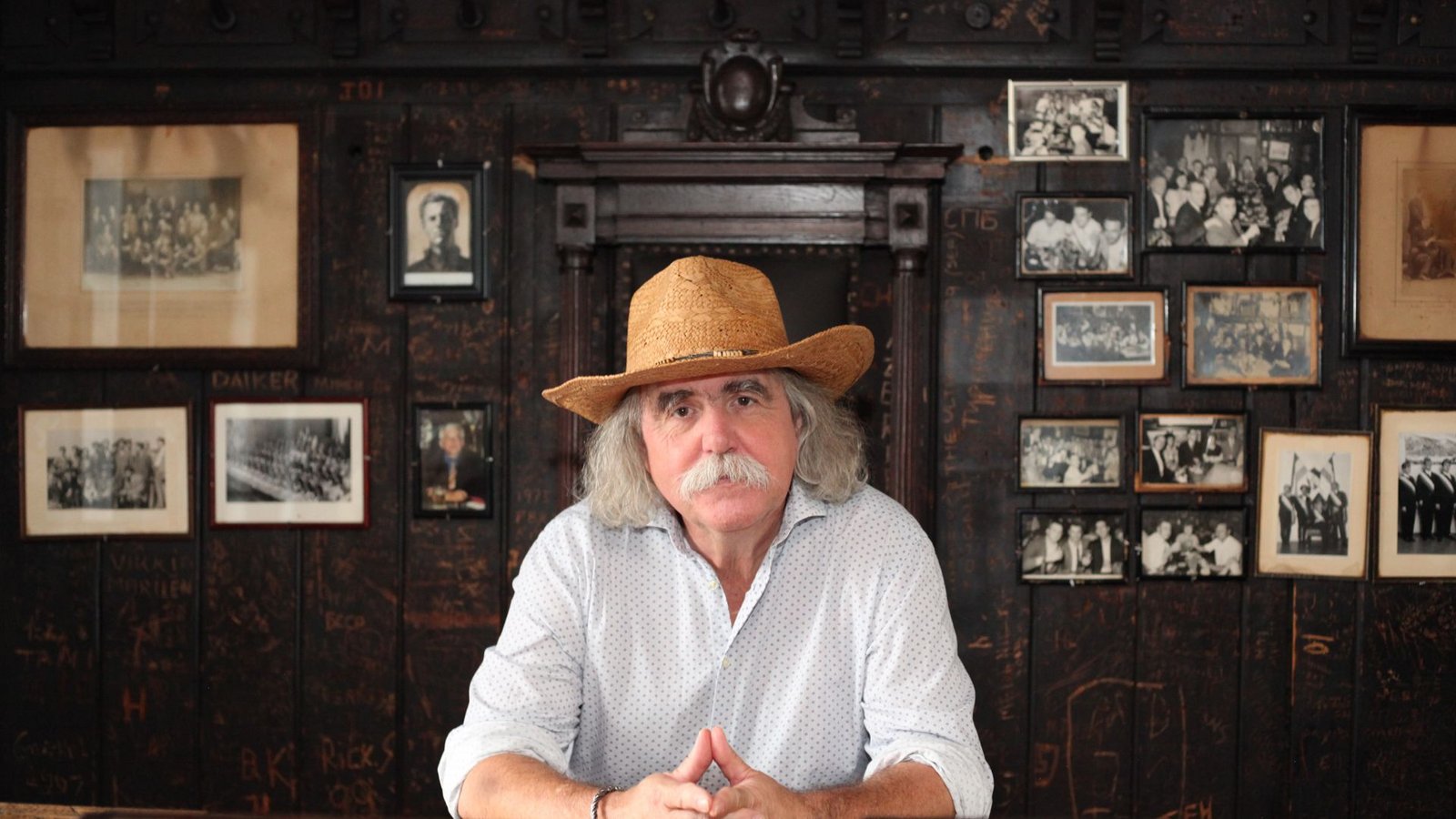 Twain-Darsteller Klaus Mombrei im badischen Traditionsgasthaus „Zum Roten Ochsen“, das Mark Twain ebenfalls kannte.Foto: Johannes Hoffmann