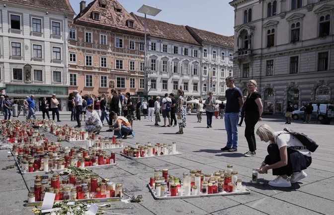 Menschen legten nach dem Amoklauf in Graz Blumen nieder.<span class='image-autor'>Foto: Darko Bandic/AP/dpa/Darko Bandic</span>