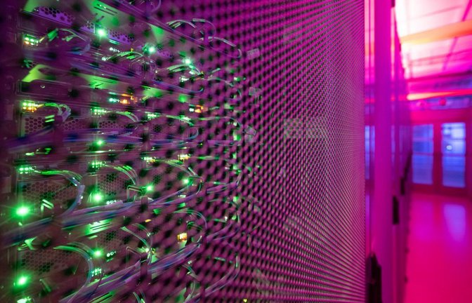 LEDs leuchten in einem Serverschrank in einem Rechenzentrum in Frankfurt am Main.<span class='image-autor'>Foto: Sebastian Gollnow/dpa</span>