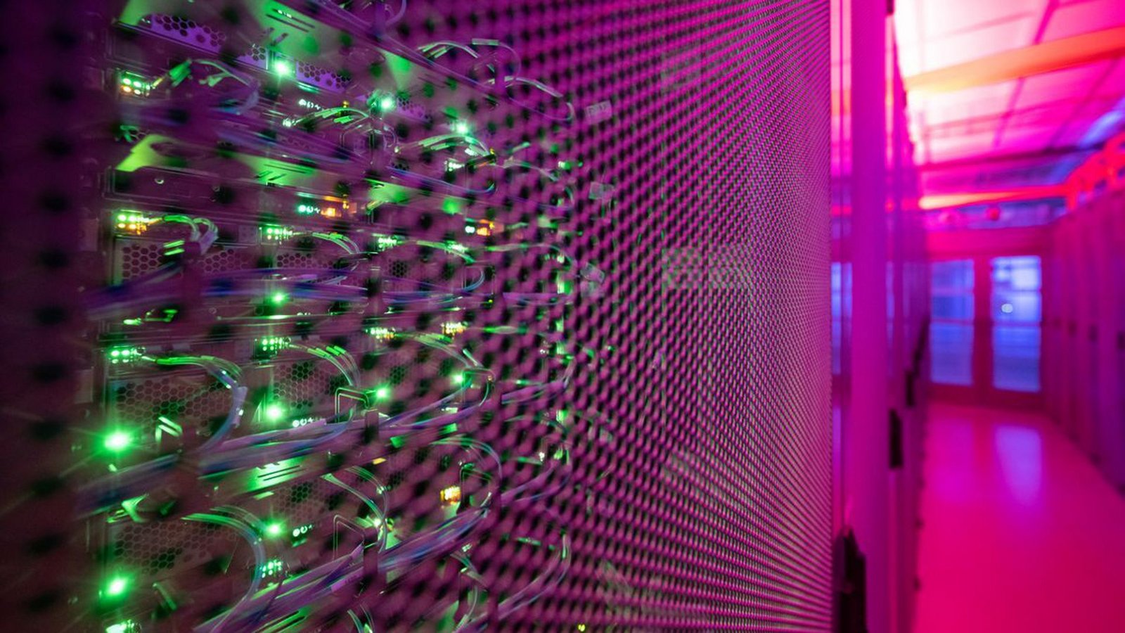 LEDs leuchten in einem Serverschrank in einem Rechenzentrum in Frankfurt am Main.Foto: Sebastian Gollnow/dpa