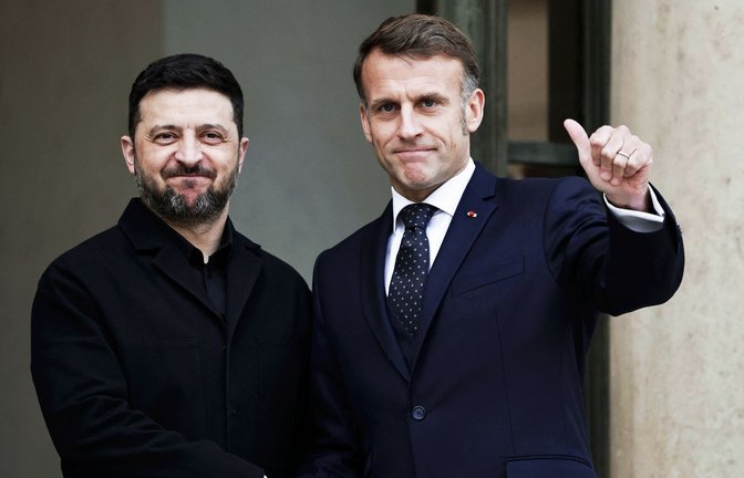 Frankreichs Präsident Macron (re.) begrüßt seinen ukrainischen Amtskollegen Selsenkyj im Elysée-Palast.<span class='image-autor'>Foto: dpa/AFP/Stephane De Sakutin</span>