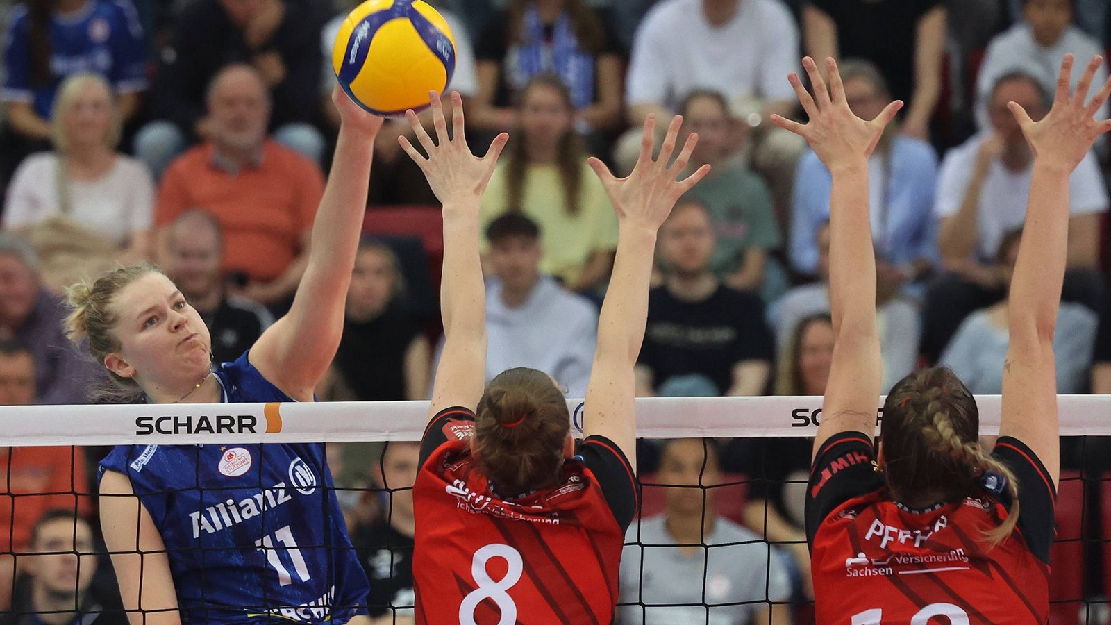 Auch der Vertrag von Pauline Martin läuft aus – in den Spielen der Play-off-Halbfinalserie gegen den Dresdner SC hatte die Diagonalangreiferin ihre letzten Auftritte im Trikot von Allianz MTV Stuttgart.Foto: Baumann