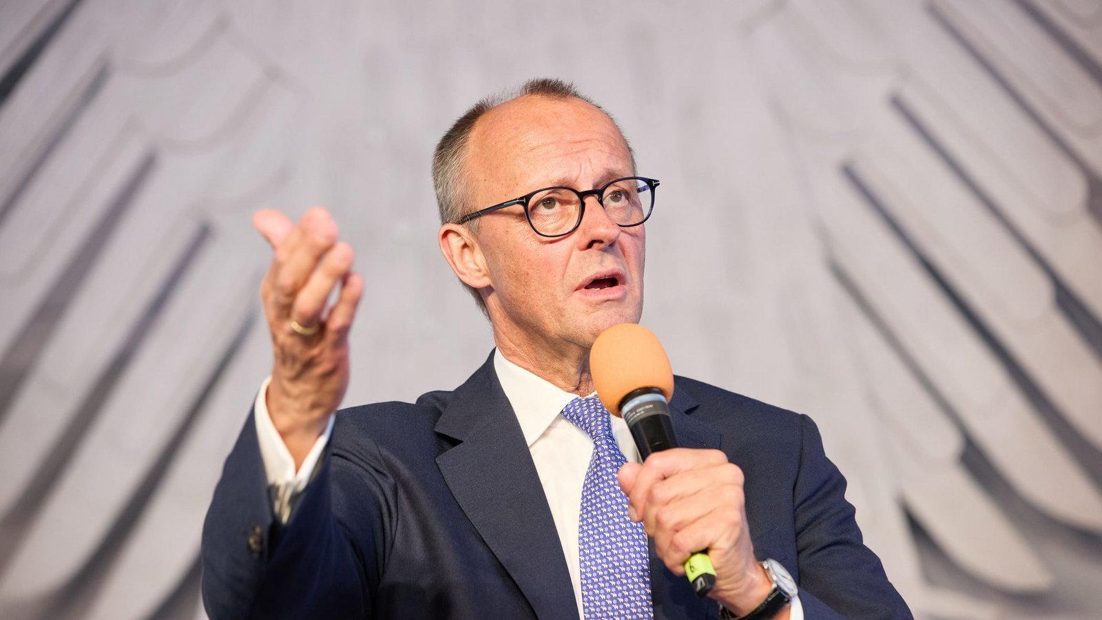 In diesem Jahr wird Friedrich Merz als Bundeskanzler die Rede bei der zentralen Feier zum Tag der Deutschen Einheit halten. (Archivbild)Foto: Georg Wendt/dpa