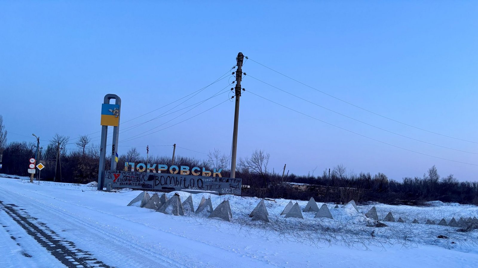 Mit Panzersperren sollen die Verteidiger den westlichen Zugang zur Bergbaustadt Pokrovsk im Zuge der Autobahn E 50 schützen. Seit vergangener Woche greifen von hier aus ukrainische Soldaten der mit Kampfpanzer Leoprad 1A5 ausgestatteten 425. Sturmbrigade die russische 90. Panzergardedivison an.Foto: &nbsp;