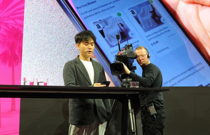 Der Gründer und Chef des US-Technologieunternehmens Brain Technologies, Jerry Yue, stellt bei der Mobile World Congress in Barcelona den Prototypen eines KI-Smartphones der Deutschen Telekom vor.<span class='image-autor'>Foto: Wolf von Dewitz/dpa</span>