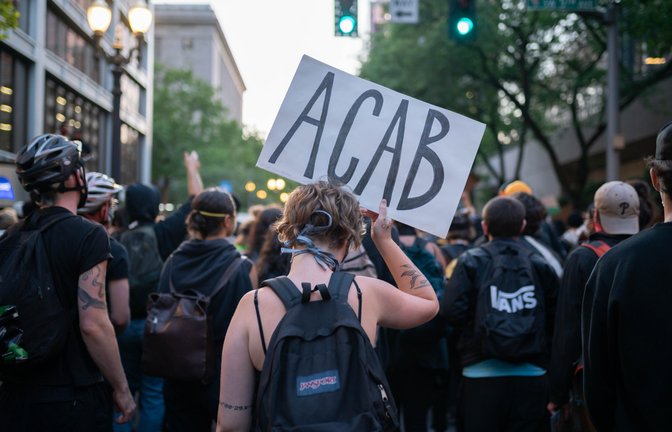 Bei Demonstrationen oder als Graffiti sieht man "ACAB" relativ häufig.<span class='image-autor'>Foto: Alexander Oganezov/ Shutterstock</span>