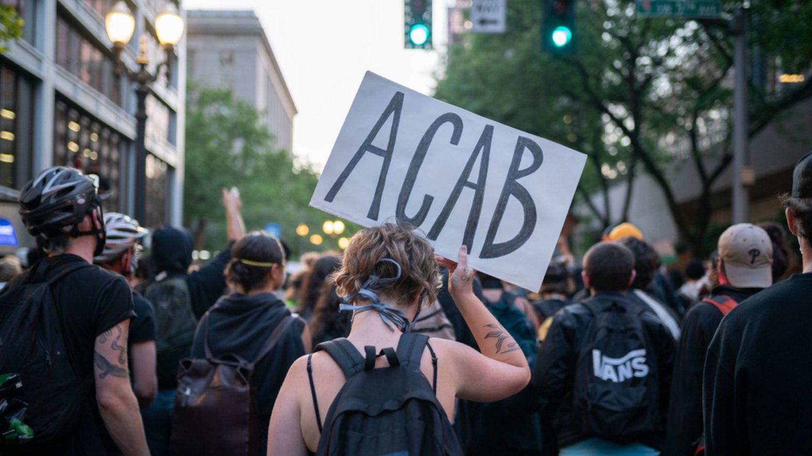 Bei Demonstrationen oder als Graffiti sieht man "ACAB" relativ häufig.Foto: Alexander Oganezov/ Shutterstock Bei Demonstrationen oder als Graffiti sieht man "ACAB" relativ häufig.Foto: Alexander Oganezov/ Shutterstock