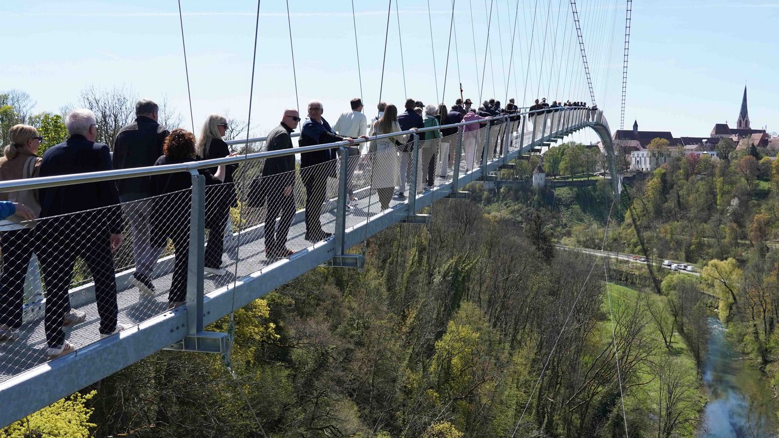 Besucherinnen und Besucher können ab dem 24. April über die 606 Meter lange Brücke laufen.Foto: Andreas Rosar Fotoagentur-Stuttgart Besucherinnen und Besucher können ab dem 24. April über die 606 Meter lange Brücke laufen.Foto: Andreas Rosar Fotoagentur-Stuttgart