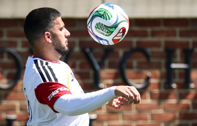 30 Grad, Langarm-Shirt: Deniz Undav meidet möglichst die Sonne.<span class='image-autor'>Foto: Christian Charisius/dpa</span>
