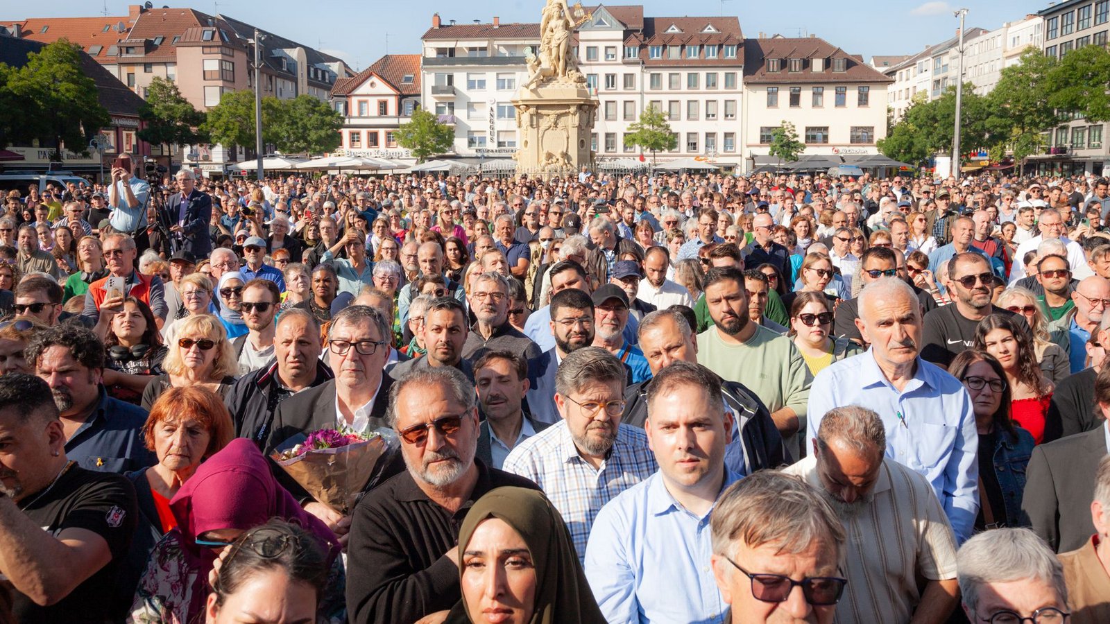 Rund 8000 Menschen haben am Montagabend auf dem Mannheimer Marktplatz des getöteten Polizisten gedacht.Foto: /www.lamanta.net Seb Ebbinghaus