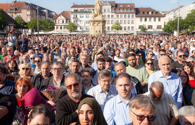 Rund 8000 Menschen haben am Montagabend auf dem Mannheimer Marktplatz des getöteten Polizisten gedacht.<span class='image-autor'>Foto: /www.lamanta.net Seb Ebbinghaus</span>