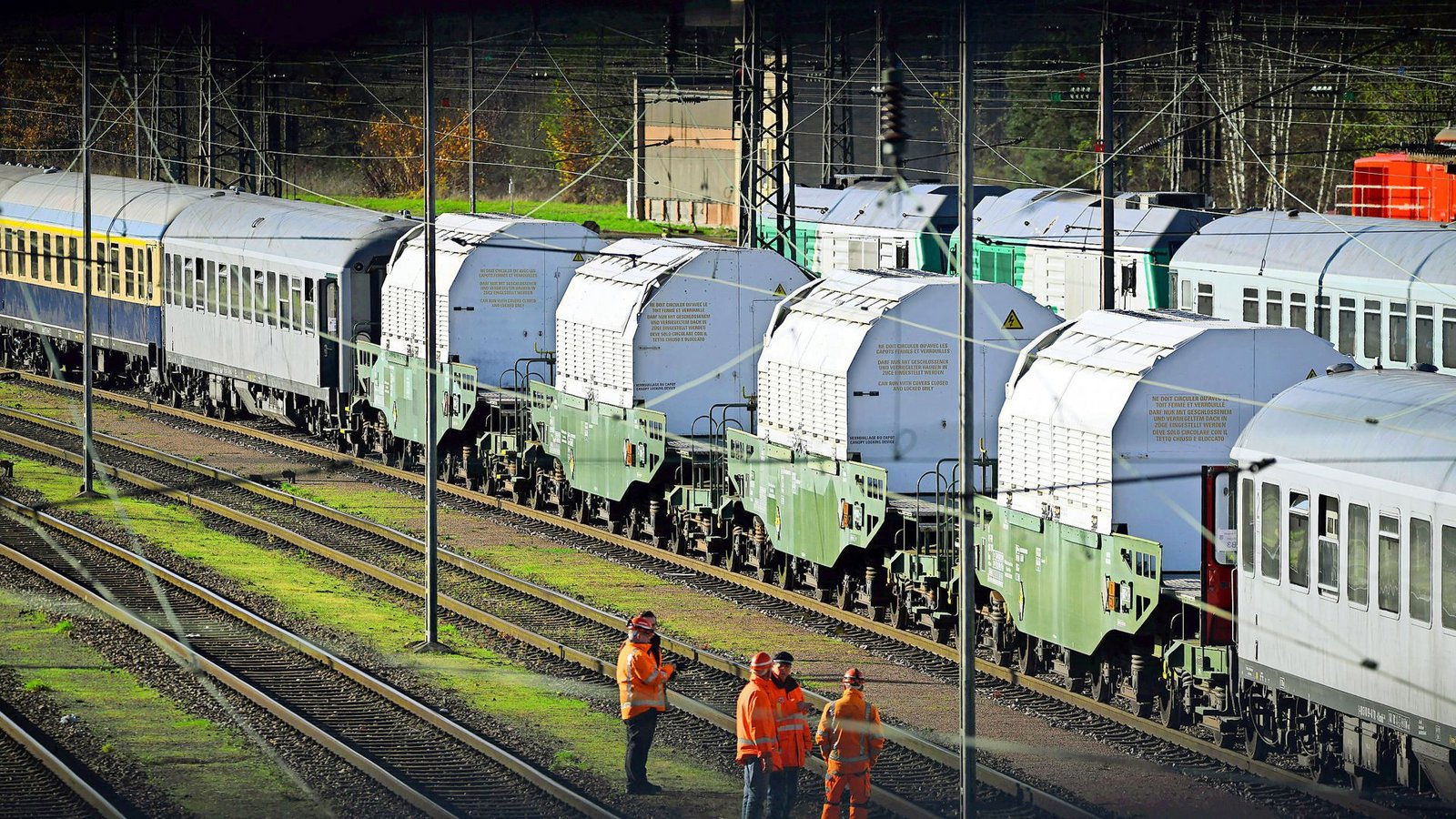 Am Mittwoch fährt der Zug aus Frankreich mit den vier Castor-Behältern verteilt auf vier Waggons in Richtung Philippsburg.Foto: dpa/Jason Tschepljakow Am Mittwoch fährt der Zug aus Frankreich mit den vier Castor-Behältern verteilt auf vier Waggons in Richtung Philippsburg.Foto: dpa/Jason Tschepljakow
