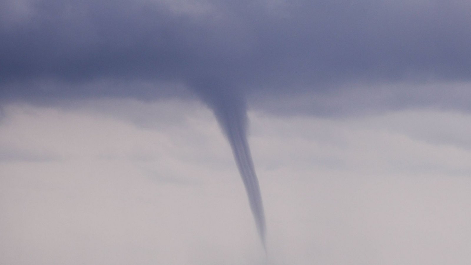 Tornado ist an das lateinische Wort „tornare“ angelehnt und heißt wörtlich übersetzt „wenden“, „(sich) drehen“. Entstehen derartige Phänomene über Wasser und nicht über Land, spricht man auch von Wasserhosen.Foto: /robertharding Tornado ist an das lateinische Wort „tornare“ angelehnt und heißt wörtlich übersetzt „wenden“, „(sich) drehen“. Entstehen derartige Phänomene über Wasser und nicht über Land, spricht man auch von Wasserhosen.Foto: /robertharding
