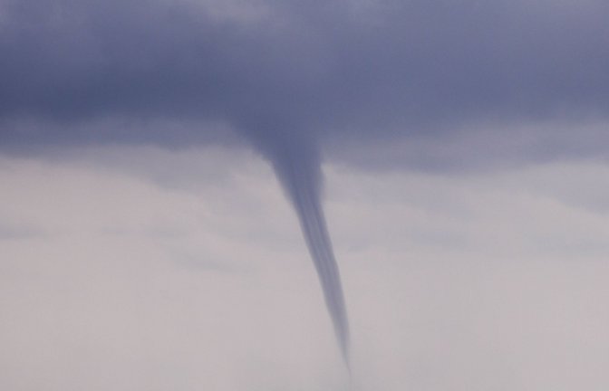 Tornado ist an das lateinische Wort „tornare“ angelehnt und heißt wörtlich übersetzt „wenden“, „(sich) drehen“. Entstehen derartige Phänomene über Wasser und nicht über Land, spricht man auch von Wasserhosen.<span class='image-autor'>Foto: /robertharding</span>