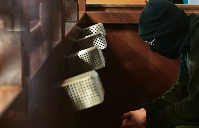 Der Angeklagte sitzt zu Prozessbeginn im Saal des Kriminalgerichts Moabit. (Archivbild)<span class='image-autor'>Foto: Sebastian Gollnow/dpa</span>