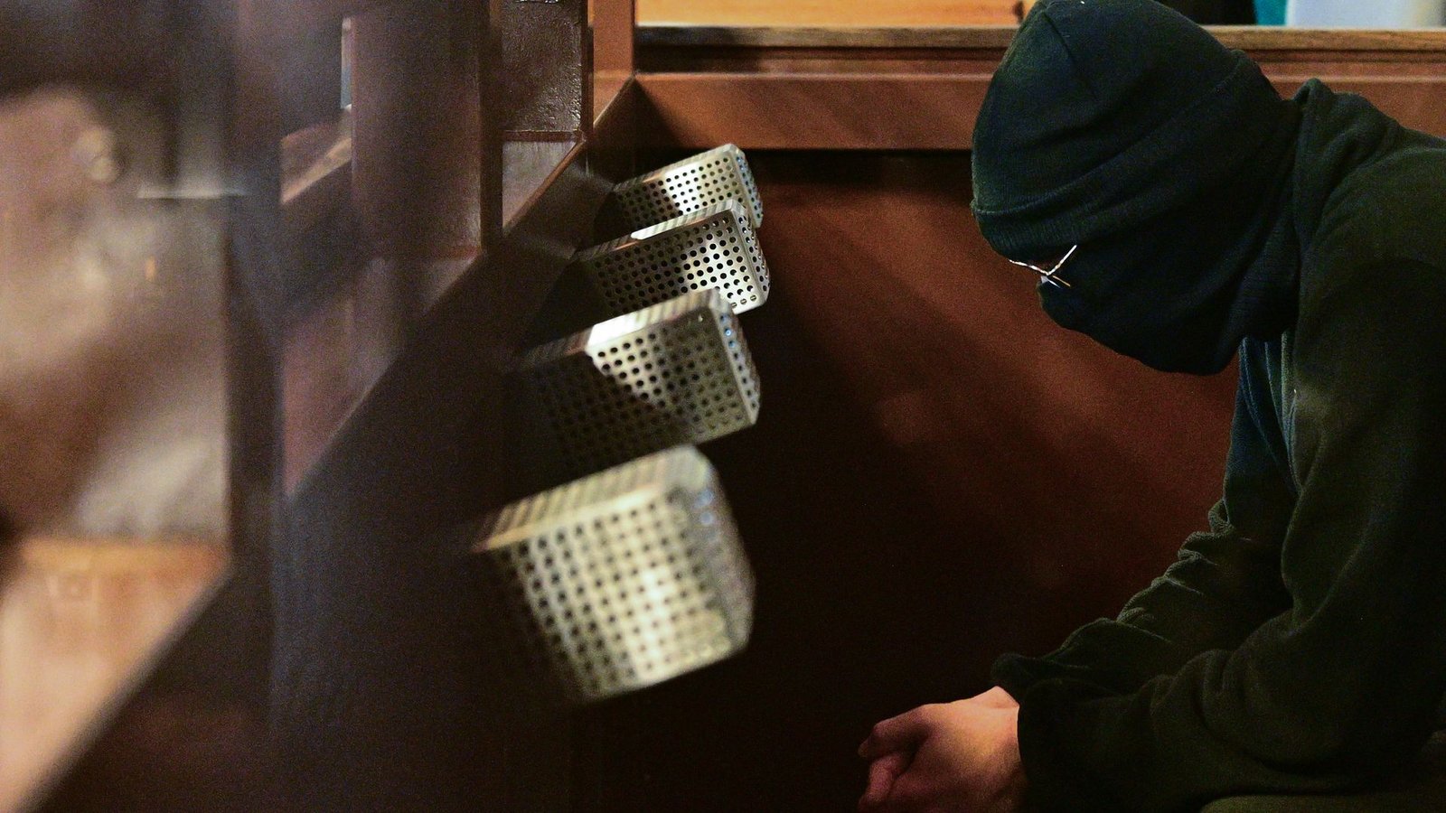 Der Angeklagte sitzt zu Prozessbeginn im Saal des Kriminalgerichts Moabit. (Archivbild)Foto: Sebastian Gollnow/dpa