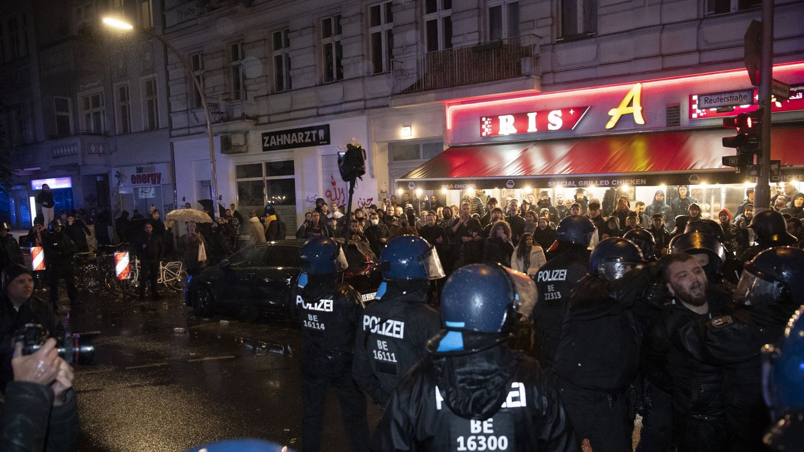Polizeieinsatz bei einer Kundgebung in Berlin-Neukölln am 07. Oktober 2023. (Archivbild)Foto: dpa/Paul Zinken Polizeieinsatz bei einer Kundgebung in Berlin-Neukölln am 07. Oktober 2023. (Archivbild)Foto: dpa/Paul Zinken