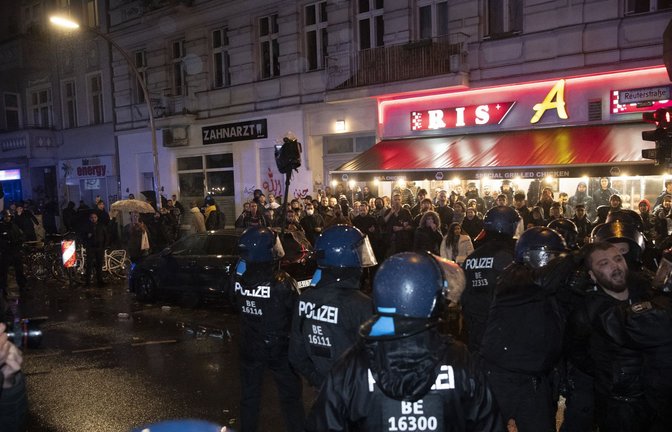 Polizeieinsatz bei einer Kundgebung in Berlin-Neukölln am 07. Oktober 2023. (Archivbild)<span class='image-autor'>Foto: dpa/Paul Zinken</span>