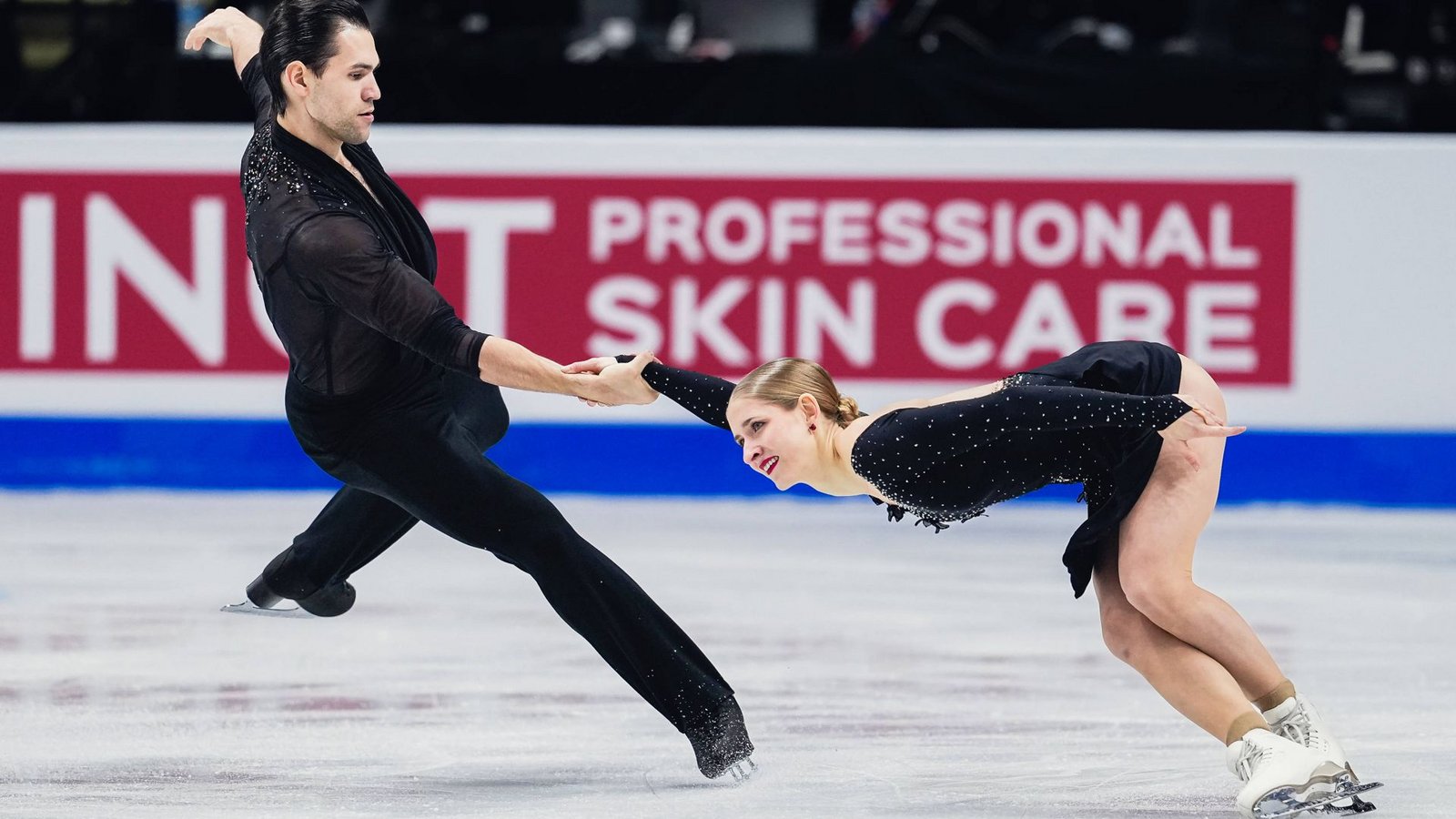 Minerva Hase/Nikita Volodin, Eiskunstlaufen Manchmal ist es im Sport sinnvoll, langfristig zu denken. Schon in der Schule entschied sich Minerva Hase, auch Russisch zu lernen, weil sie wusste, dass diese Sprache im Eiskunstlaufen eine wichtige Rolle spielt. Nun helfen ihr die Grundkenntnisse, die sie sich damals angeeignet hat, zwar nicht bei Sprüngen und Hebungen, wohl aber in der Verständigung mit ihrem Partner. Denn seit 2023 sind Minerva Hase (26) und Nikita Volodin (26) auf dem Eis ein Paar – mit glänzenden Aussichten. Vier Medaillen bei Großereignissen hat das neuformierte Duo bereits gewonnen: WM-Silber und -Bronze, dazu EM-Gold und Silber. Wobei die beiden Eiskunstläufer zuletzt mit Platz zwei bei der EM alles andere als zufrieden waren. „Unsere Leistung war nicht gut“, sagt Minerva Hase, die 2022 bei den Winterspielen in Peking noch an der Seite von Nolan Seegert lief und auch deshalb so gut mit dem gebürtigen Russen Nikita Volodin (wurde im August 2025 eingebürgert) harmoniert, weil beide im Sport Perfektionisten sind. Zuletzt haben sie an vielen Details gearbeitet, um in Mailand eine glanzvolle Kür aufs Eis zaubern zu können. Und damit den Sprung aufs Podest zu schaffen.Foto: IMAGO/NurPhoto