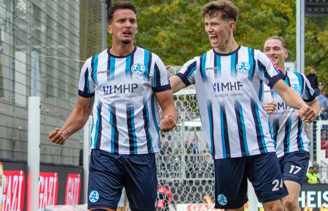 Vincent Schwab (re., neben Milan Petrovic) trifft am 7. März mit den Stuttgarter Kickers auf seinen Ex-Club TSV Steinbach Haiger.<span class='image-autor'>Foto: Imago</span>